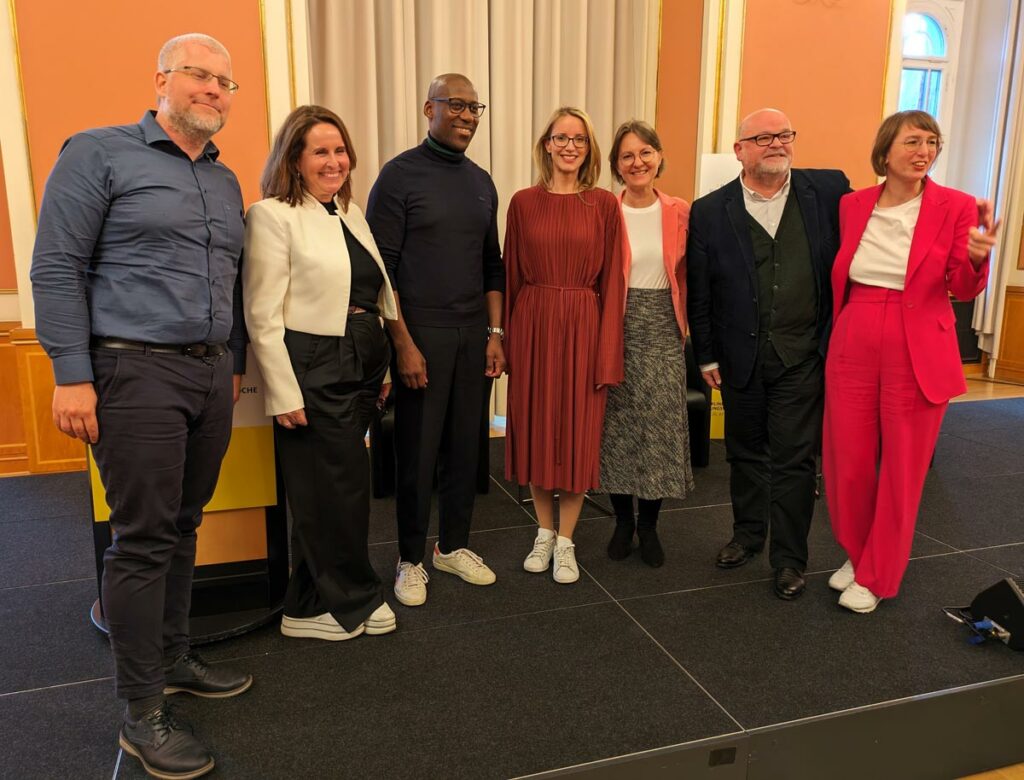 Alena Buyx, Joe Cjhiaro und die Organisatoren der Berliner Stiftungswoche freuten sich über den gelungenen Auftakt im Roten Rathaus.