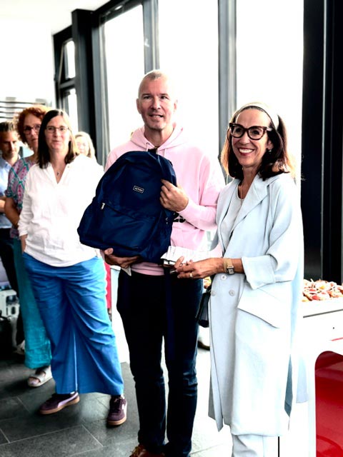 Mit dem blauen Rucksack